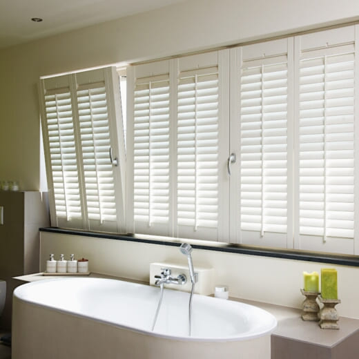 Деревянные жалюзи в туалете