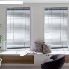 Горизонтальные жалюзи в зал цена. Купить в «Мастерская Жалюзи»